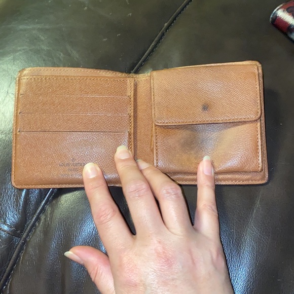 LOUIS VUITTON Men’s Monogram Bi-Fold Wallet - Picture 4 of 9